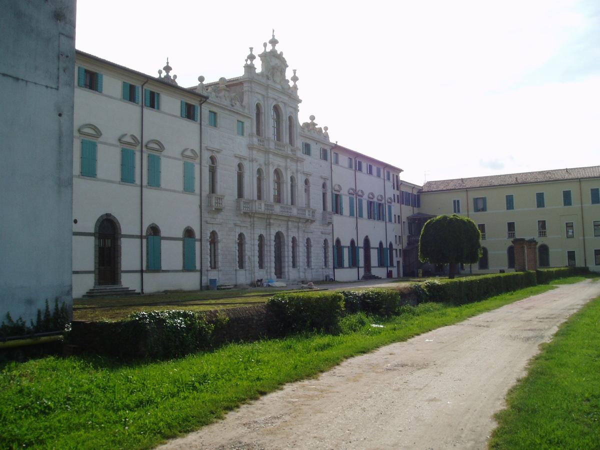 Villa Ca' Pesaro, Este